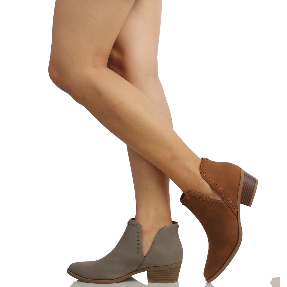 Size 6 Cognac Braided Side V Cut Low Stacked Heel - Picture 6 of 6